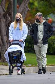 Joe jonas and sophie turner are parents! Sophie Turner Rocks Sweats While Out With Joe Jonas Baby Willa Hollywood Life