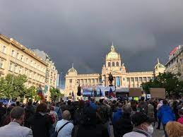 Spolek milion chvilek hned na počátku demonstrace vystavil kabinetu symbolický účet. Milion Chvilek Opet Demonstrovalo Tentokrat Chce Demisi Benesove Nas Region