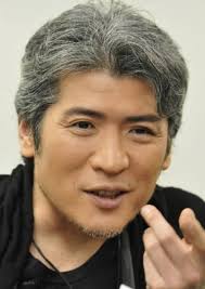 吉川晃司の髪型が女性にモテる 白髪ヘアは本物 オーダー セット方法を解説 slope スロープ 白髪ヘア メンズ ヘアスタイル 白髪