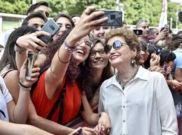 Mara maionchi è sposata da oltre 30 anni con alberto salerno, anch'egli discografico e paroliere inoltre oggi mara maionchi è ufficialmente nonna di tre nipoti, nicolò, mirtilla e margherita, avuti dalle. Mara Maionchi Mio Marito Mi Chiama La Starlette Le Parolacce In Tivu Poi Mi Pento Corriere It
