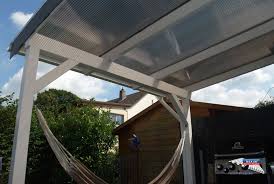Ein Weisses Holz Terrassendach Der Marke Rexocomplete 3m X 6m Mit Pc Stegplatten In Bronze Und Passender Regenrinne D Stegplatten Terrassendach Uberdachungen