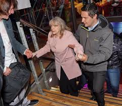 52 likes · 3 talking about this. Ve Veku 80 Let Zemrela Legendarni Zpevacka Eva Pilarova Posledni Mesice Jen Lezela