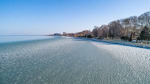 Siófok is a town in somogy county, hungary on the southern bank of lake balaton. Der Eisige Plattensee Bei Siofok Auf Verbluffenden Drohnenfotos Wunderbarerbalaton De
