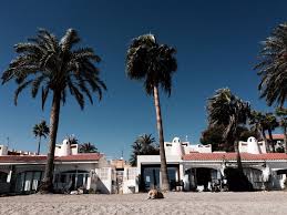 Casa situada en matalascañas ( costa de la luz ) en primera línea de playa, con accedo directo a la playa ( no hay carreteras entre la casa y la playa ), jardín de 60m2, 4 dormitorios y 3 baños y plaza de garaje. Alquiler De Casas En La Playa Para Vacaciones