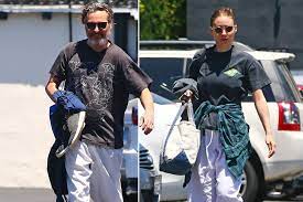 This is the comical moment where acting legend michael sheen channelled his inner joaquin phoenix as he sketched out a scene from 'the joker' for alan carr's panel show 'there's something about movie'. Joaquin Phoenix And Rooney Mara Take Karate Class Together