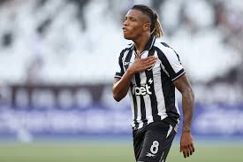 Risco de lesão, projeto Copa e interesse de Palmeiras e Flamengo tiram Danilo de jogo do Botafogo