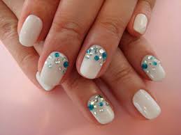 Una simple manicura con esmalte blanco puede ser un aspecto elegante y sin esfuerzo 19 conoce otros colores de uñas. Decoracion De Unas Cortas Con Piedras Sencillas Unas Decoradas