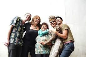 The paralympics closing ceremony featured performances from a host of brazilian musicians including drummer mestre batman, singers gaby amarantos and ivete sangalo, accordionist mestrinho, tenor. Rapidissimas Novo Cd Do Guns Gaby Amarantos No Rock In Rio E Mais Blog Do Cifra Club