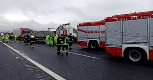 Incidente stradale sull'autostrada a1 in toscana, nel tratto tra calenzano ed il bivio con la a1 direttissima verso bologna fanpage.it scontro tra 5 tir in a1: Ultim Ora Anagni Incidente In A1 Incastrato Fra Le Lamiere Tg24 Info