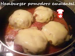 L'hamburger vegetariano è un secondo piatto alternativo al classico hamburger di carne, la scelta ideale per chi segue una dieta vegetariana o vegana e per chi vuole provare qualcosa di diverso. Hamburger Al Pomodoro Ed Emmental La Cucina Di Nonna Rita Secondi Piatti