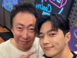 Park Myung Soo keluar untuk mempromosikan drama yang dibintangi Kim Myung  Soo (INFINITE L)... Myung Soo berada di sebelah Myung Soo