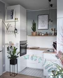 Cuisissimo rassemble dans cette rubrique les. Amenager Une Petite Cuisine En Blanc Et Gris Lampes Ampoules Suspendues Evier Comptoi Cuisine Petit Espace Amenagement Petite Cuisine Petite Cuisine Moderne