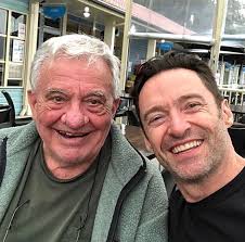 Hugh Jackman'ın babası, eşi aileyi terk ettiğinde 5 çocuk büyüten bekar bir  babaydı. Babalar Günü'nde Bay Jackman'a şerefe! : r/pics