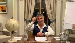 Hakkında organize suç örgütü yöneticisi ve üyesi olmak suçlamasıyla soruşturma başlatılan sedat peker, sosyal medya hesaplarından yeni bir video yayınladı. Js Uvmevahxvim