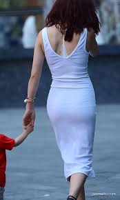 街拍抄底辣妈超薄长裙露出骆驼趾尴尬图片- 美图网