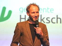 Nos journaal wordt uitgebreid met regionaal nieuws. Studio Sport Presentator Gert Van T Hof Maakt De Uitslag Bekend Verkiezingen Hoeksche Waard Ad Nl