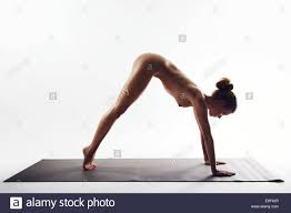 Nackte junge Frauen durchführen, stretching Übung auf weißem Hintergrund.  Yoga nach vorne beugen-Pose von weiblichen Aktmodell demonstriert  Stockfotografie - Alamy