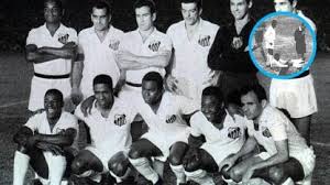 In santos, ca independiente avellaneda push forward quickly but are pulled up for offside. El Santos De Pele Contra Boca La Historia Del Pantalon Tyc Sports