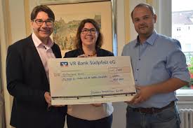 Aus Dem Erlos Des Spatenstichs Zum Projekt Panzerhalle Firma Bosherz Immobilien Gmbh Spendet 1 000 Euro An Forderverein Ein Hospiz Fur Ld Suw Stadt Landau