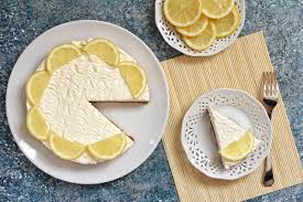 Dolce al limone freddo veloce e semplicissimo da fare perche' non prevede basi che si devono infornare ma solo biscotti da utilizzare come strati. Cheesecake Fredda Al Limone Decori