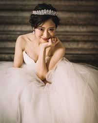 やっぱり憧れ ロイヤル感漂う王道のティアラスタイル15選 結婚式準備はウェディングニュース ウェディング ロイヤルウェディング ウェディング ヘアスタイル