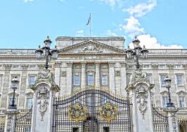 Ursprünglich war der buckingham palace, der 1703 errichtet wurde, das große stadthaus john sheffields, dem herzog diese seite des palastes ist heute das beliebteste und weltweit bekannteste ausflugsziel ausländischer touristen. Buckingham Palace In London Fur Touristen Tipps Information Besucher Infos Anfahrt Offnungszeiten Eintrittspreise Tipps