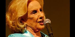 Rosa maría juana martínez suárez, known by her stage name mirtha legrand is an argentine actress and television presenter, twin sister of si. Mirtha Legrand Podria Tener Sexo A Su Edad