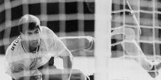 En medio de la discusión, el chófer de los hermanos, identificado como humberto muñoz castro, realizó varios disparos contra el muñoz fue condenado a 43 años de cárcel, de los cuales pagó 11. Vor 25 Jahren Andres Escobar Wird Wegen Eigentor Erschossen