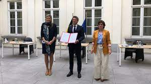 Op haar account outte ze zich als vurig supporter van onze hockeymannen. Annelies Verlinden On Twitter Met De Ondertekening Van De Terms Of Reference Is De Taskforce Nu Officieel We Engageren Ons Om De Ontmanteling Van De Kerncentrales Gecoordineerd Veilig En Verantwoord Te Laten