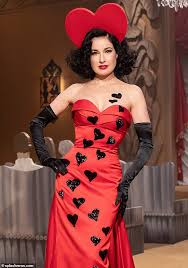 Acquista su ticketone.it i biglietti ufficiali di dita von teese per l'evento in programma a milano il 17.05.2021 21:00. Dita Von Teese Is The Queen Of Hearts In A Satin Red Gown At Moschino S Milan Fashion Week Show Aktuelle Boulevard Nachrichten Und Fotogalerien Zu Stars Sternchen