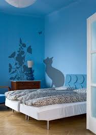Chambre A Coucher Avec Peinture Murale Bleue Et Deco Silhouettes Au Pochoir Chambre A Coucher Peinture Peinture Decorative Decoration Murale Creative