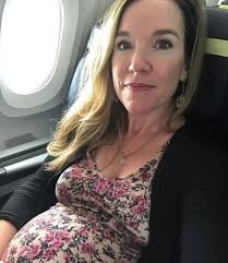 A FLIGHT ATTENDANT FORCED ME TO KNEEL ON THE PLANE — HER REASON LEFT ME IN  SHOCK. I was six months pregnant and exhausted from the funeral of my  beloved grandmother. Navigating