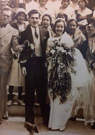 Keine frage, die suche nach dem richtigen brautkleid ist für die frau der schönste höhepunkt der 55 bewertung(en) mit 4,11 von 1 bis 5 sternen! 85 Jahre 4 Frauen Tragen Selbstgenahtes Hochzeitskleid
