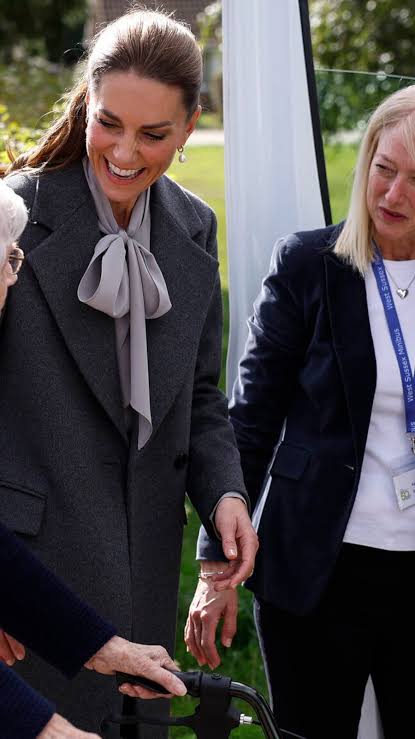 Royaler Fahrdienst - Prinzessin Kate sammelte Senioren im Kleinbus ein! |  krone.at