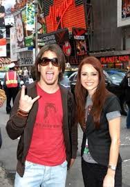 Sandy & junior were a brazilian pop music duo consisting of siblings sandy leah lima (born january 28, 1983) and durval de lima júnior (born april 11, 1984). Sandy E Junior Fazem Acustico Para A Band