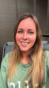 Sarah Wenke's Instagram, Twitter & Facebook