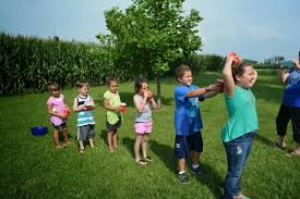 Outdoor Spiele Fur Kinder Im Sommer 12 Tolle Ideen Fur Spannende Aktivitaten Draussen Wasserspiele Kinder Spiele Fur Draussen Und Kindergeburtstag Spiele Draussen