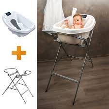 It has a patented technology that adjusts for water and displays your child's weight. Aquascale Baby Bath For Bathing Baby With Digital Baby Scales And Bath Thermometer And Stand For Baby Bath Aquascale Bath For Bathing Baby With Non Slip Function 0 24 Months Amazon De