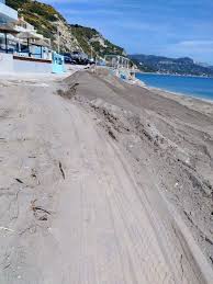 The sunny , the rainy , the windy but always the perfect feeling of limnionas beach in the central evia , greece. Kymh Bombardismeno Topio H Paralia Sto Stomio Fwto Eviazoom Gr Eyboia News