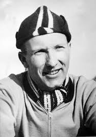 Jeg mener jeg så i høst en gang et innlegg her om adelskalender (menn) for  de som var født før 1940 ( eller var det 1930 ?) Har lett her, men finner