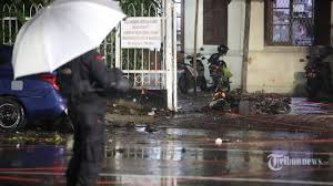 Pada subbab di atas, kalian telah mempelajari tentang keunggulan dan keterbatasan antarruang dalam permintaan, penawaran, teknologi serta pelaku ekonomi. Sosok Wanita Terduga Pelaku Bom Bunuh Diri Makassar Pengantin Baru Hingga Penjual Makanan Online Tribunnews Com Mobile