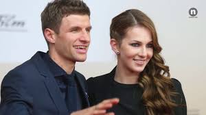 Müller setzte den ball am pfosten vorbei und begrub damit alle deutschen chancen auf ein weiterkommen bei diesem turnier. Thomas Muller Privat Endlich Nachwuchs Mit Lisa Muller Das Denkt Der Bayern Star News De