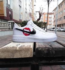 Throughout the years, the nike air force 1 has produced a number of distinct iterations — some leaning towards technical upgrades while others more artistic interpretations. Benutzerdefinierte Nike Air Force One Lippen Kuss Biss Benutzerdefinierte Turnschuhe Benutzerdefinier Nike Air Force One Nike Air Force Handbemalte Schuhe