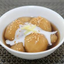 Chè trôi nước (or sometimes is called chè xôi nước in southern vietnam or bánh chay in northern vietnam, both meaning floating dessert wading in water) is a vietnamese dessert made of glutinous rice filled with mung bean paste bathed in a sweet clear or brown syrup made of water, sugar. Cach Lam Banh Troi NÆ°á»›c Ngon Ä'Æ¡n Giáº£n Chuáº©n Vá»‹