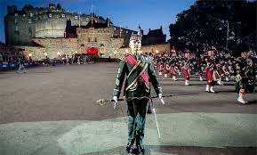 📸 the queen meets regimental mascot cruachan iv as she inspects balaclava company, 5 batallion the royal regiment of scotland at balmoral in 2018. Den Svyatogo Andreya V Shotlandii Travelcalendar