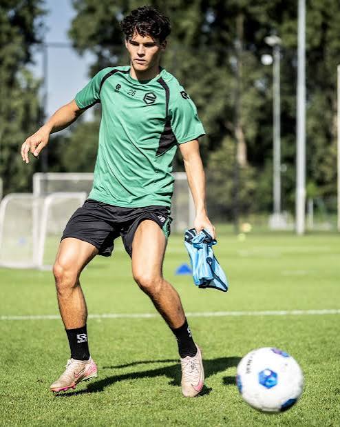 Transfer van Thom van Bergen naar AZ niet doorgegaan, speler bevestigt gesprekken (AZ)