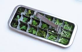 Le mieux est de rincer vos tiges de ciboulette, de les sécher et de les mettre dans une boîte hermétique, avec un papier absorbant. Comment Conserver Les Herbes Aromatiques