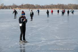 Met onze voorraad schaatsen hebben we altijd schaatsen die bij u passen, het kan zijn dat u een leuk paar kinderschaatsen zoekt of juist weer een paar stevige noren schaatsen. Schaatsen Op Golfend Ijs Paterswoldsemeer Focusgroningenfocusgroningen