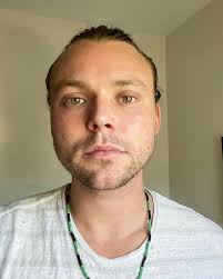 ashtonirwin posted! MAN BUN ASHTON RETURNS JSKSSJK -🌻