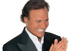 Julio y Enrique Iglesias: la historia de un vínculo de conflictos y  rivalidades